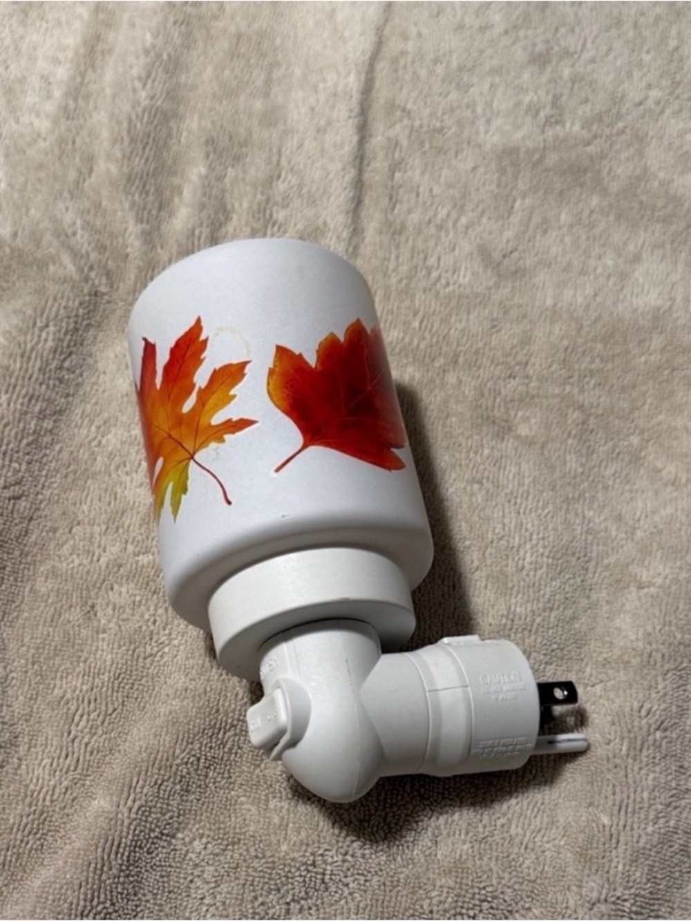 Scentsy White Plug-In Wax Melter with Autumn Theme - Picture 3 of 4